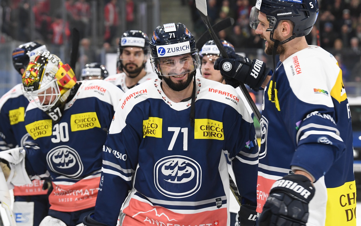 Ambri&#039;s player Patrick Incir, center, celebrates the pre-playoff qualification during the preliminary round game of National League Swiss Championship between HC Ambri-Piotta and SC Rapperswil-Jo ...