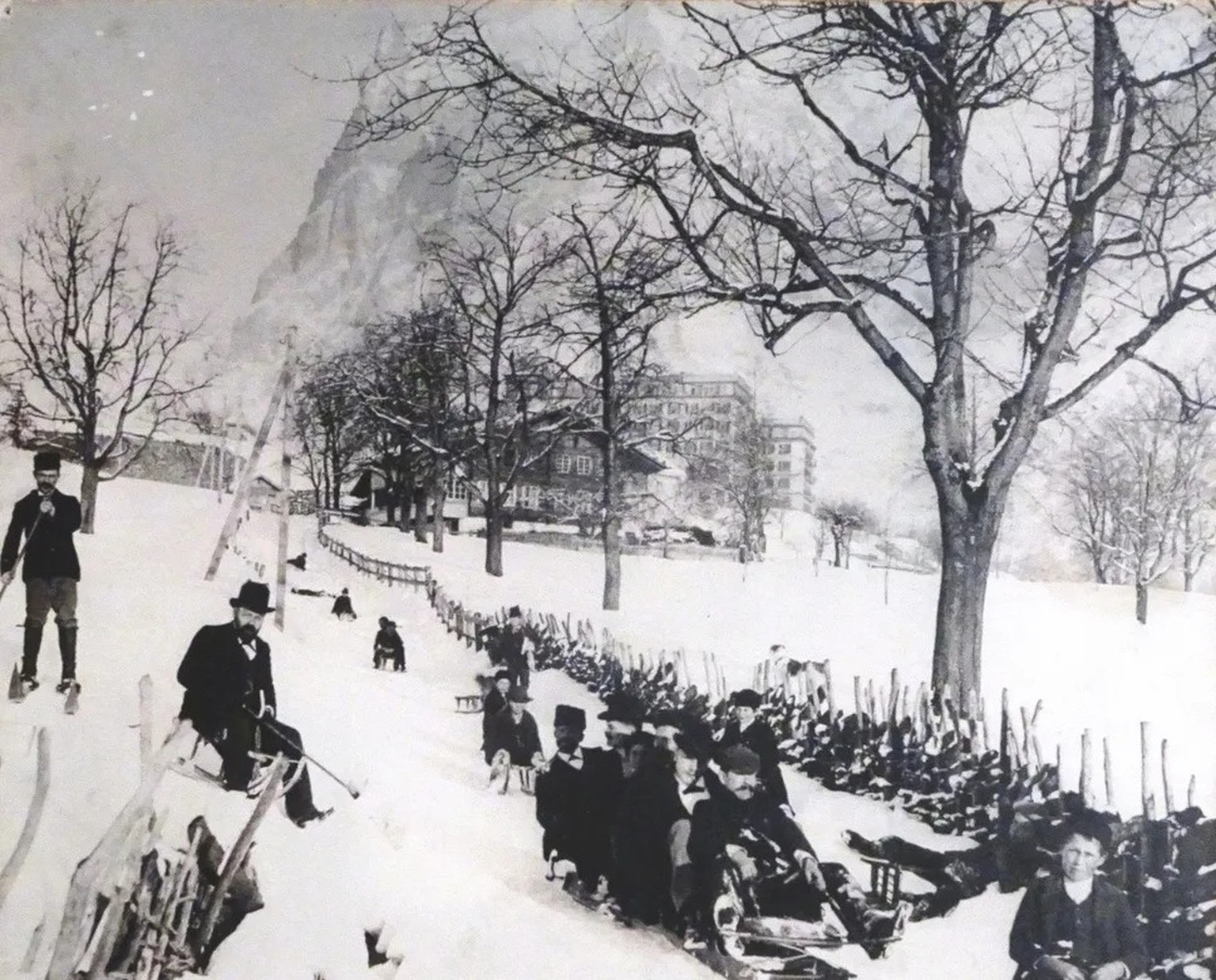 Pfarrer Strasser auf dem Schlitten (links im Bild), um 1900.