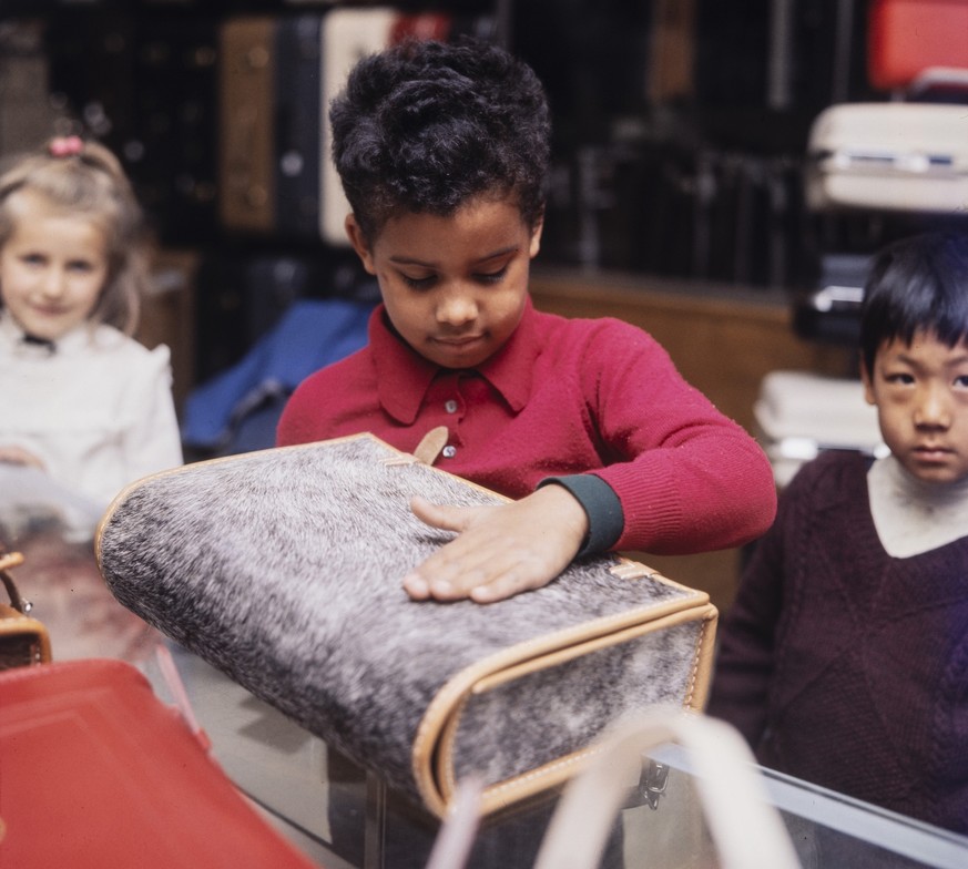 === AUS DER ORIGINALLEGENDE === &quot;Sein Stolz: Der Seehundfell-Schultornister! Zur Schuelerschar hat sich auch ein Ghanese gesellt. Der afrikanische Vater weilt im schwarzen Erdteil und die Mutter  ...