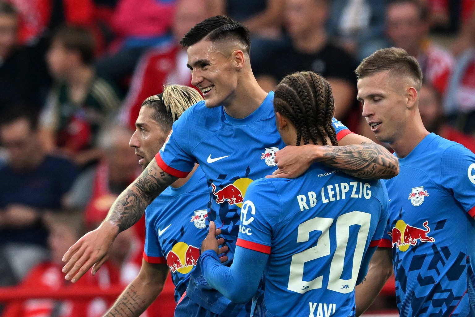epa10838306 Leipzig&#039;s Benjamin Sesko (L2) celebrates with teammate Daniel Olmo (R) and Xavi Simons (R2) after scoring the 0-3 during the German Bundesliga soccer match between Union Berlin and RB ...