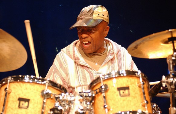 1/ Soundcheck: Roy Haynes, drummer beim Jazzfest 02 im Haus der Berliner Festspiele, Jazzdrummer, drumkit, Musik, Jazzer mit Basecap, Jazz, Konzert, Berlin Deutschland, Germany *** 1 soundcheck Roy Ha ...