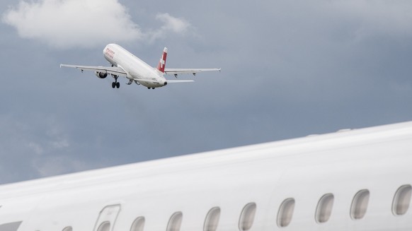 Ein Flugzeug der Swiss hebt ab, anlaesslich den Vorbereitungen fuer den Rueckflug vom Flughafen Duebendorf nach Kloten zur Wiederaufnahme des Flugbetriebes nach der Corona Pandemie, aufgenommen am Mon ...