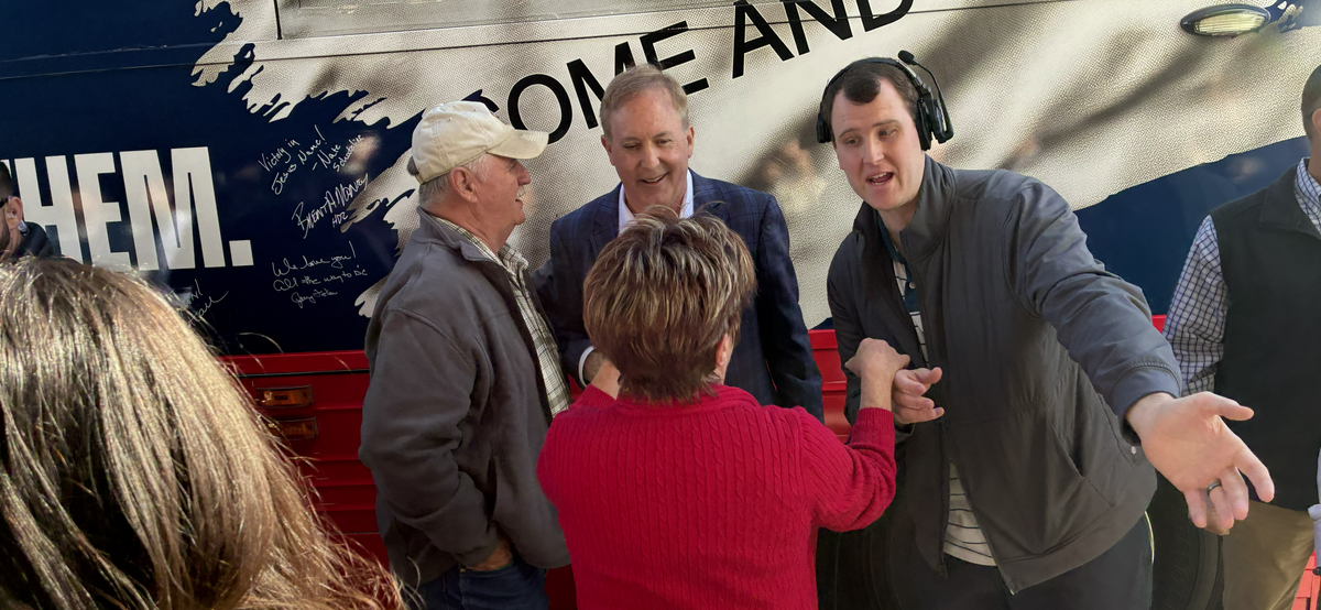 Ken Paxton (Mitte), ein Produzent und Anhänger.