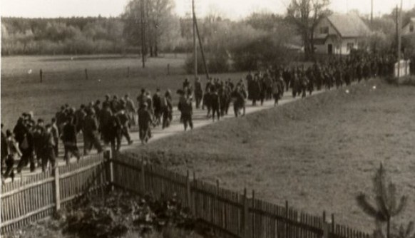 Heimliche Aufnahme eines Todesmarsches von Häftlingen aus Dachau. &nbsp;