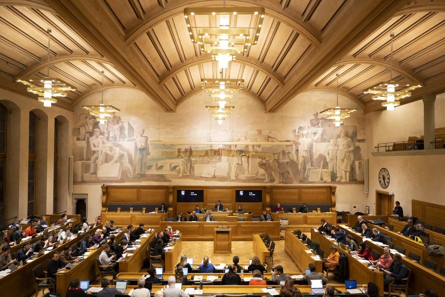 Die Stadtratsmitglieder debattieren bei der ersten Stadtratssitzung des Jahres, am Donnerstag, 12. Januar 2023 im Rathaus in Bern. (KEYSTONE/Anthony Anex)