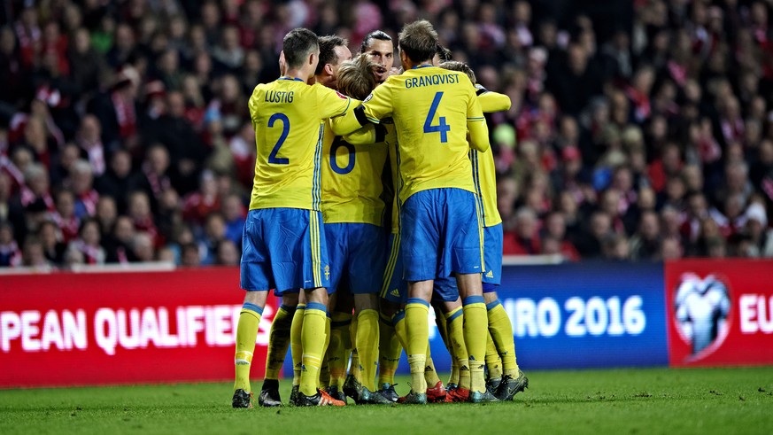 Der König im Zentrum: Schwedischer Jubel nach Ibrahimovics 1:0.