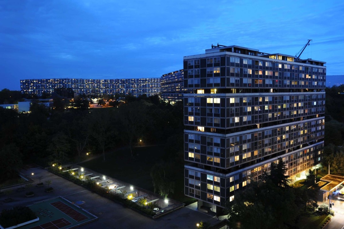 Pyromane présumé, il sera jugé pour meurtre à Genève. En juillet 2023, un individu a démarré un incendie criminel dans une cave du Lignon à Genève, deux personnes ont ensuite perdu la vie.