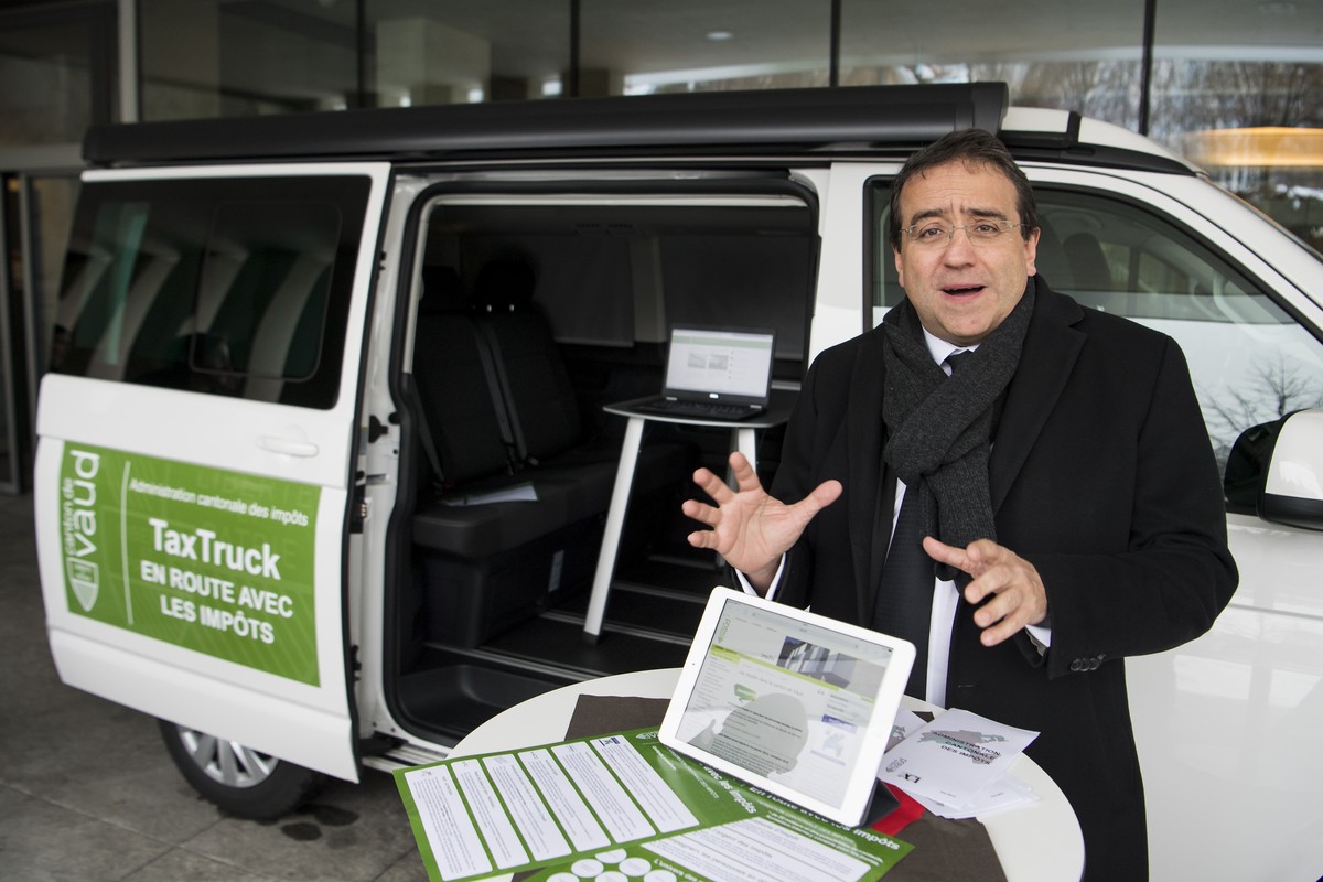 Pascal Broulis, conseiller d'Etat vaudois, present le TaxTruck, lors d'une conference de presse ce vendredi 20 janvier 2017 a Lausanne. Au moyen d'un TaxTruck, le service des impots iro ...