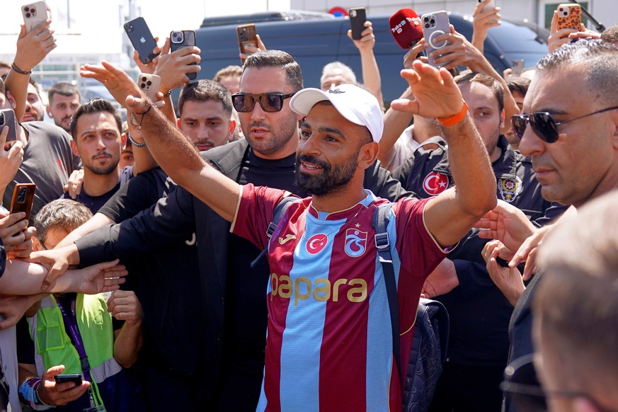 Egypt's Mohamed Salah wearing his new Trabzonspor team jersey gestures to supporters as he arrives at the airport in Istanbul, Turkey, Wednesday, Aug. 5, 2026. (Samet Yalcin/DIA Photo via AP)
Tur ...