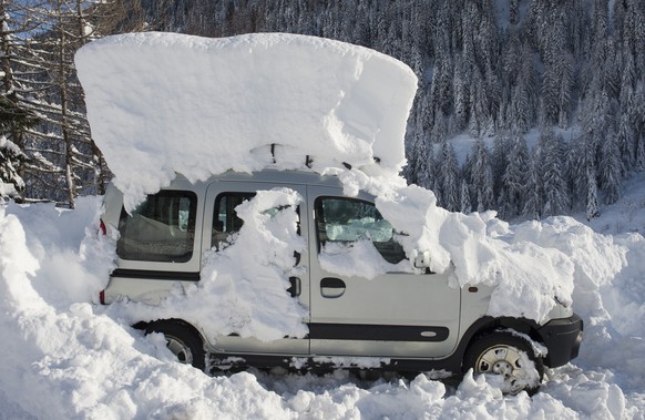 A car covered in snow is seen in the Bedretto valley, Ticino, Switzerland, on Friday, December 27 2013. (KEYSTONE/Karl Mathis)