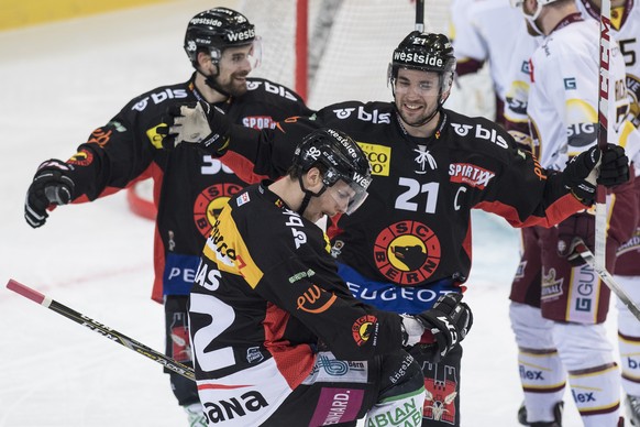 Berns Mark Arcobello, Gaetan Haas und Simon Moser, von links, feiern den Treffer zum 4:1 im fuenften Eishockey Playoff-Viertelfinalspiel der National League zwischen dem SC Bern und dem HC Genf Servet ...