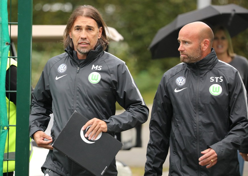 epa06212496 Wolfsburg&#039;s new head coach Martin Schmidt (L) arrives with assistant coach Stefan Sartori for his first training with the German Bundesliga soccer team VfL Wolfsburg in Wolfsburg, Ger ...