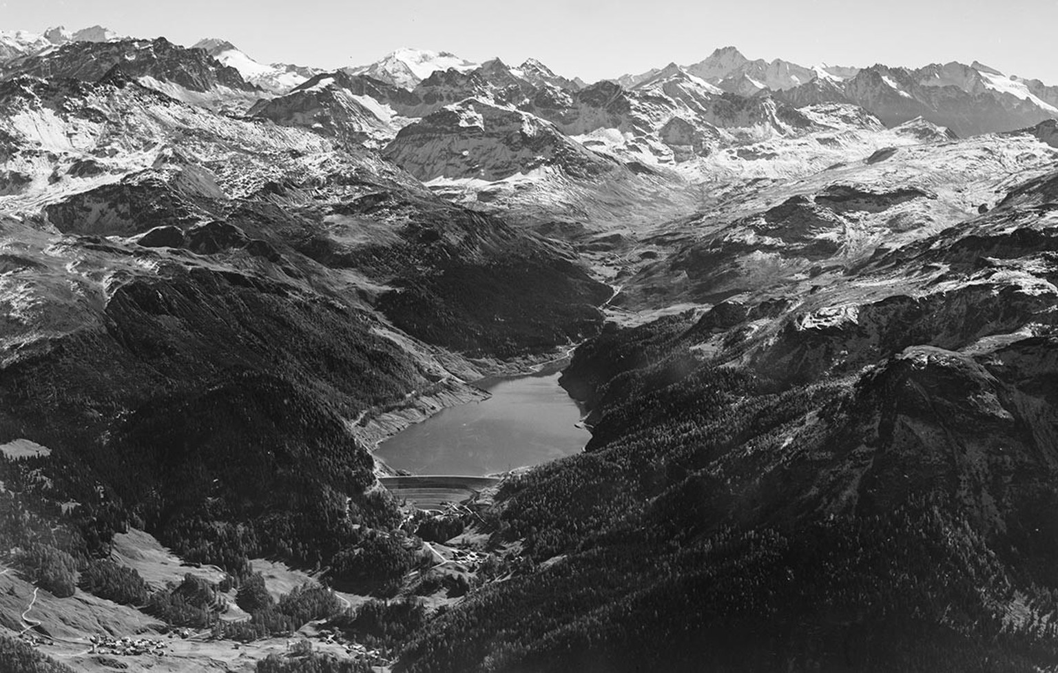 Blick auf den Marmorerastausee, 1954.
https://ba.e-pics.ethz.ch/catalog/ETHBIB.Bildarchiv/r/531400/viewmode=infoview