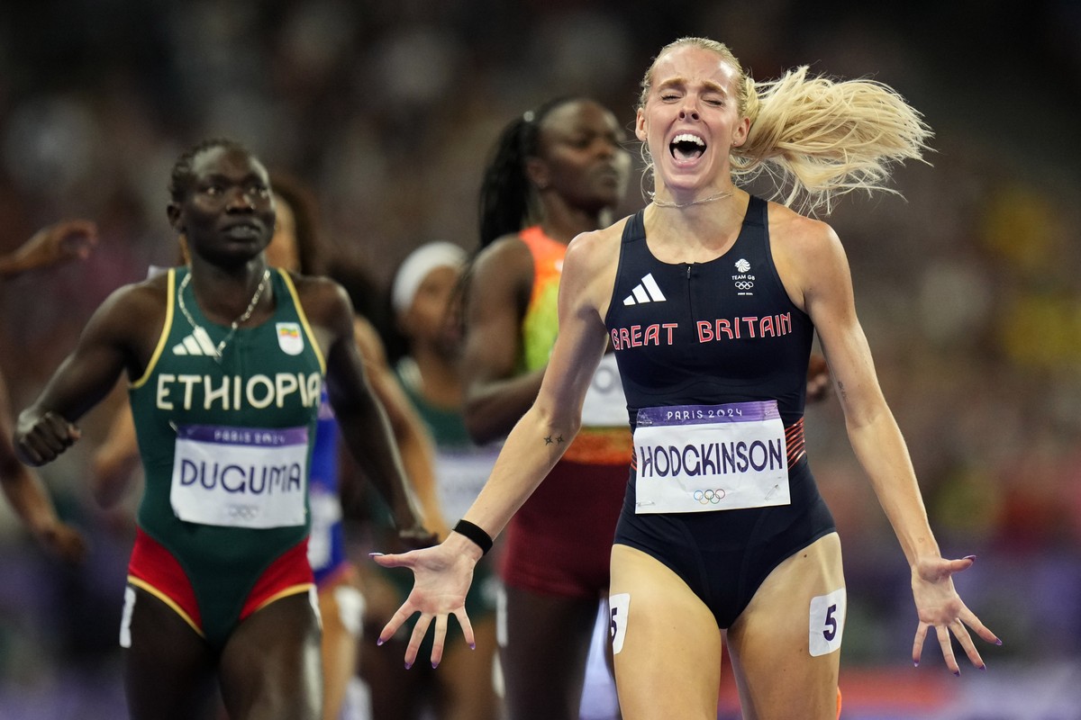 Keely Hodgkinson, of Britain, celebrates as she wins the women's 800-meters final at the 2024 Summer Olympics, Monday, Aug. 5, 2024, in Saint-Denis, France. (AP Photo/Petr David Josek)
