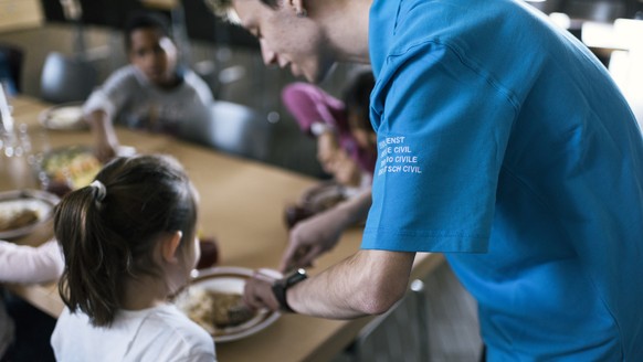 ZUM ZIVILDIENST TAETIGKEITSBEREICH SCHULWESEN STELLEN WIR IHNEN HEUTE, MITTWOCH, 25. JANUAR 2017, FOLGENDES BILDMATERIAL ZUR VERFUEGUNG --- An alternative civilian service employee pictured helping  ...