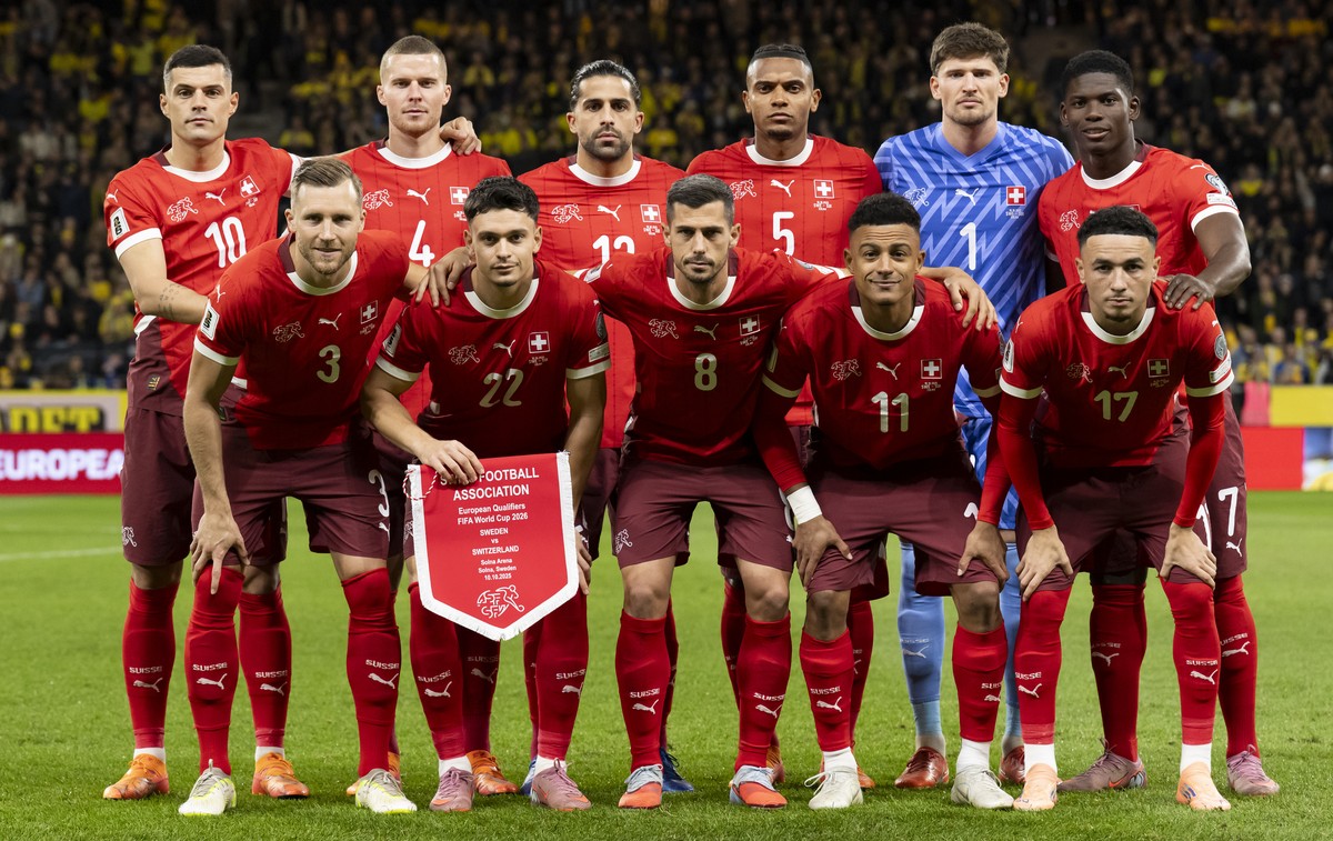 Switzerland's players pose prior to the FIFA World Cup 26 UEFA Qualifiers Group B match between Sweden and Switzerland, at Strawberry Arena, in Solna, Sweden, Friday, October 10, 2025. (KEYSTONE/ ...