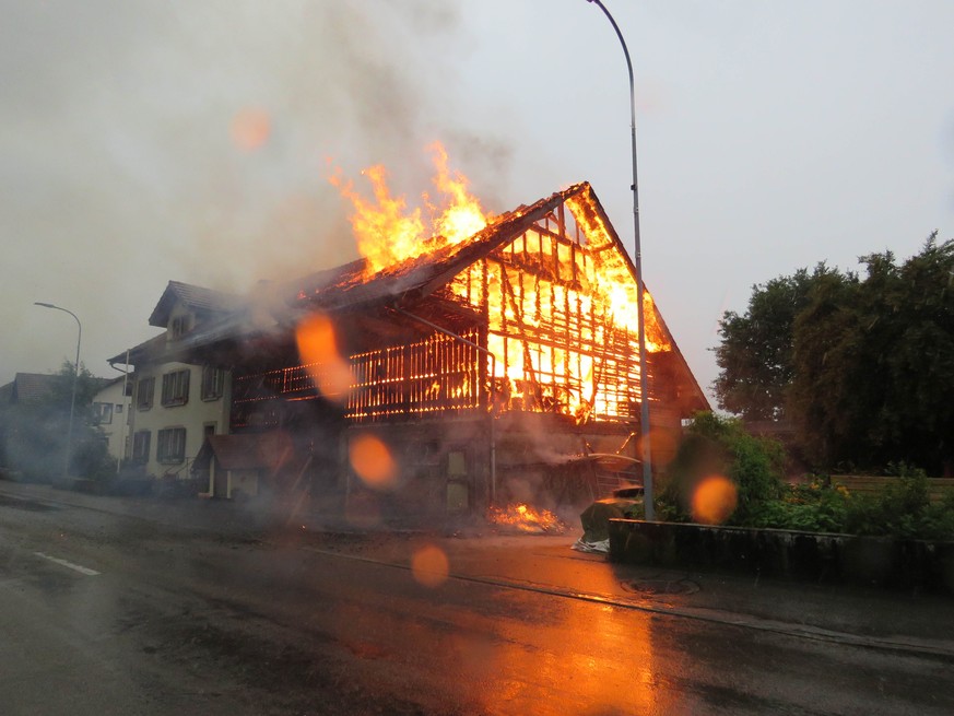 Beim Brand einer Scheune in Oftringen (15.15 Uhr) entstand

ein Sachschaden von mehreren hunderttausend Franken.

Die Feuerwehr stand bis spät in der Nacht im Einsatz. Die

Kantonspolizei hat die Ermi ...