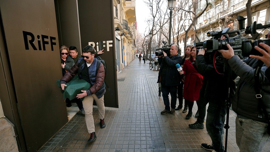 epa07387376 (FILE) - Two regional health officials (L) leave the Michelin-star restaurant Riff in Valencia, eastern Spain, 19 February 2019 (issued on 22 February 2019). Regional authorities informed  ...