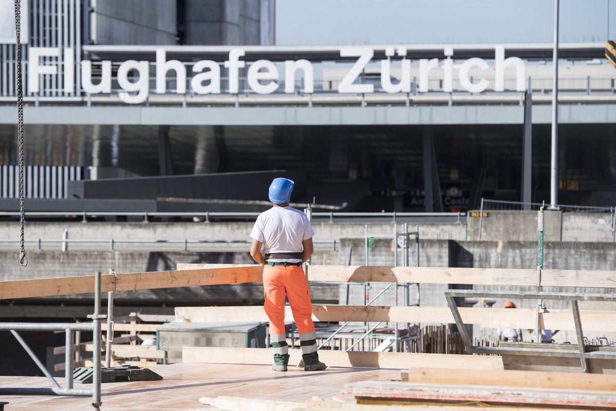 ARCHIV -- ZU DEN FLANKIERENDEN MASSNAHMEN STELLEN WIR IHNEN AM FREITAG, 15. JUNI 2018, FOLGENDES BILDMATERIAL ZUR VERFUEGUNG --Arbeiter bewegen sich auf der Grossbaustelle "The Circle", aufg ...
