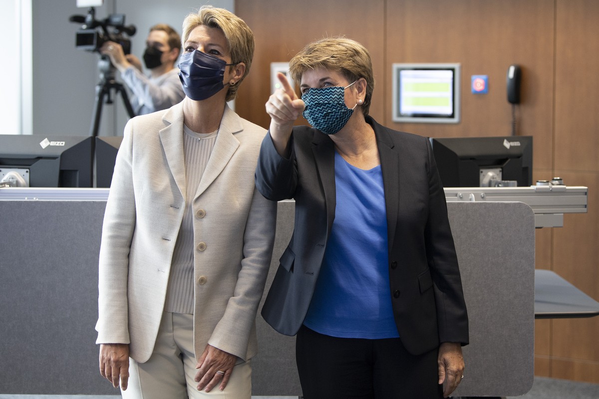 Die Bundesraetinnen Karin Keller Sutter, links, und Viola Amherd besuchen die Alarmzentrale des Bundesamt fuer Polizei, fedpol, am Montag, 10. Mai 2021, in Bern. (KEYSTONE/Peter Schneider)