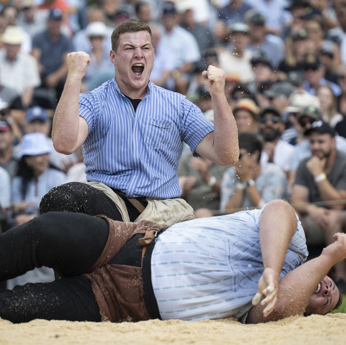 Lukas Bissig, hinten, gewinnt gegen Domenic Schneider, im fuenften Gang beim traditionellen Schwaegalp Schwinget, am Sonntag, 17. August 2025, auf der Schwaegalp in Urnaesch. Das Schwingfest feiert di ...