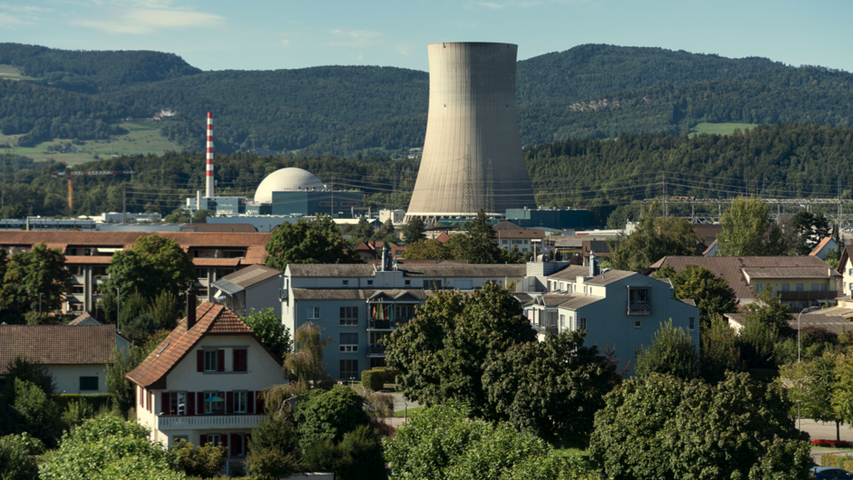 Der Kuehlturm des Kernkraftwerks Goesgen (KKG), aufgenommen am 3. September 2025 von Daeniken. Das Kernkraftwerk Goesgen wurde im Mai fuer die jaehrliche Revision vom Netz genommen. Waehrend der Revis ...