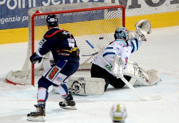 Ambris Daniel Steiner, links, schiesst das 1-1 gegen den Lakers Goalie Tim Wolf, rechts, beim fuenften Playout Finalspiel der National League A zwischen dem HC Ambri-Piotta und den Rapperswil-Jona Lak ...