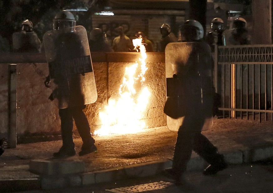 Polizisten in Bereitschaft am MIttwochabend vor dem Parlament.