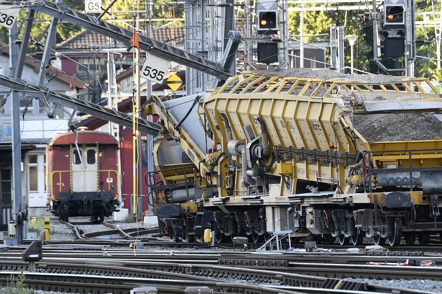 Der entgleiste Bauzug am Bahnhof Winterthur am Freitag, 15. Juni 2018. Am Freitagnachmittag ist ein Bauzug beim Bahnhof Winterthur entgleist. Ein Intercity riss zudem eine Fahrleitung herunter. Es kom ...