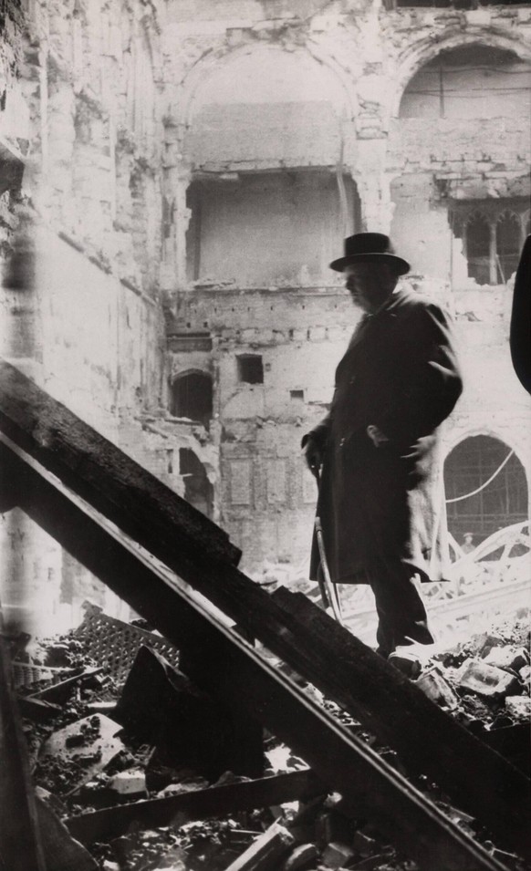 Winston Churchill inspecting bomb damage in the House of Commons debating chamber on May 11, 1941. Courtesy Everett Collection PUBLICATIONxINxGERxSUIxAUTxONLY Copyright: xCourtesyxEverettxCollectionx  ...