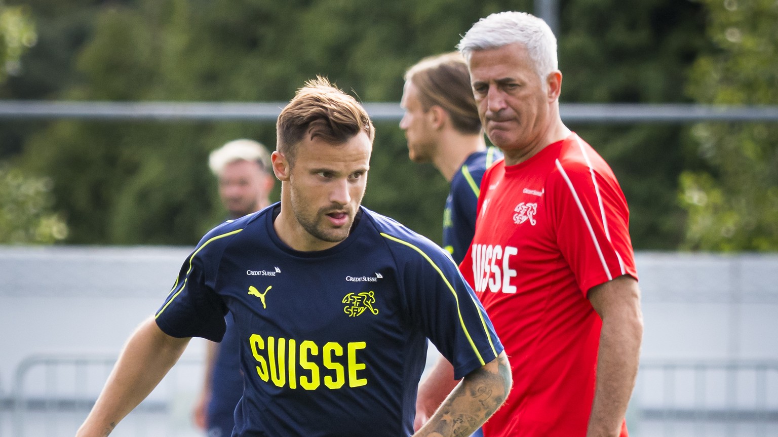 Switzerland&#039;s head coach Vladimir Petkovic, right, talks to his player Haris Seferovic, left, during a training session at the PortoGaia training center, in Crestuma near Porto, Portugal, Monday, ...