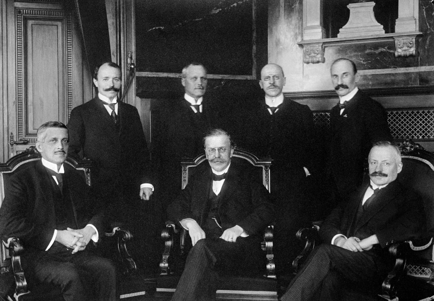 Der Bundesrat 1928 im Bundeshaus in Bern mit (stehend v.l.n.r.) Jean-Marie Musy, Ernest Chuard, Karl Scheurer, Heinrich Haeberlin und (sitzend v.l.n.r.) Robert Haab, Edmund Schulthess, Giuseppe Motta. ...