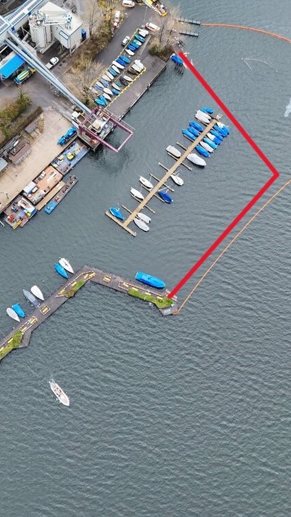 <p><strong>In der Nacht auf Donnerstag ist im Zürcher Hafen Tiefenbrunnen ein grosser Teil der Betonmole versunken.</strong></p>