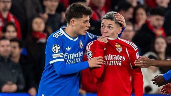 FBL-Uefa Champions League 2025-26 SL Benfica - Real Madrid Gianluca Prestianni of Benfica discusses with Vinicius Junior of Real Madrid during the UEFA Champions League 2025-26 League Play-off First L ...