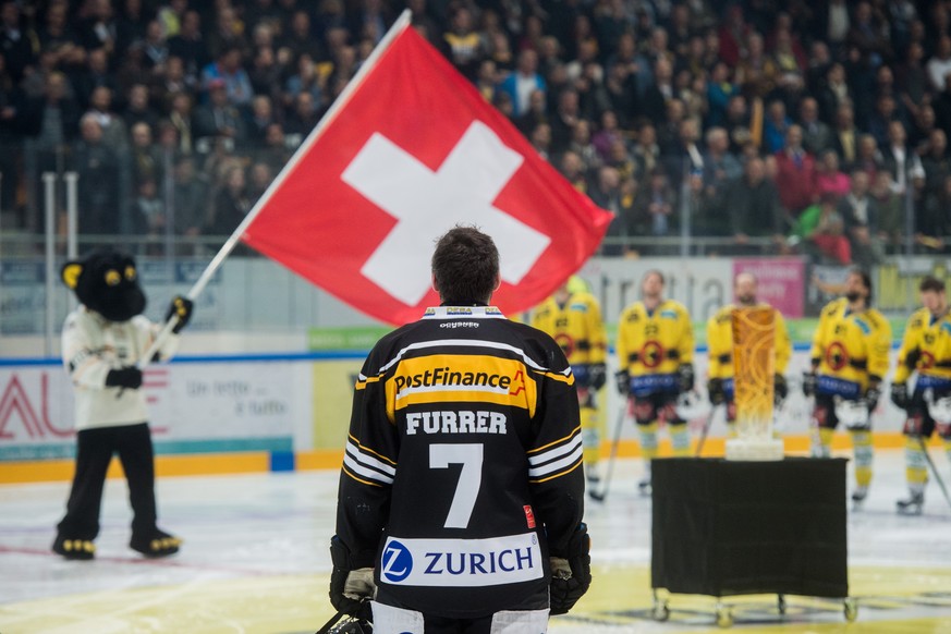 Luganos Spieler Philippe Furrer lauscht der Nationalhymne, vor dem dritten Eishockey Playoff-Finalspiel der National League A zwischen dem HC Lugano und dem SC Bern, in der Resega Halle in Lugano, am  ...