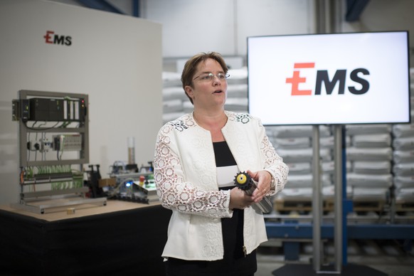 ARCHIVBILD ZUM JAHRESERGEBNIS 2016 DES CHEMIEKONZERNS EMS, AM FREITAG, 10. FEBRUAR 2017 ---- CEO Magdalena Martullo-Blocher spricht in einer Logistikhalle waehrend einer Werksfuehrung zum Halbjahresab ...