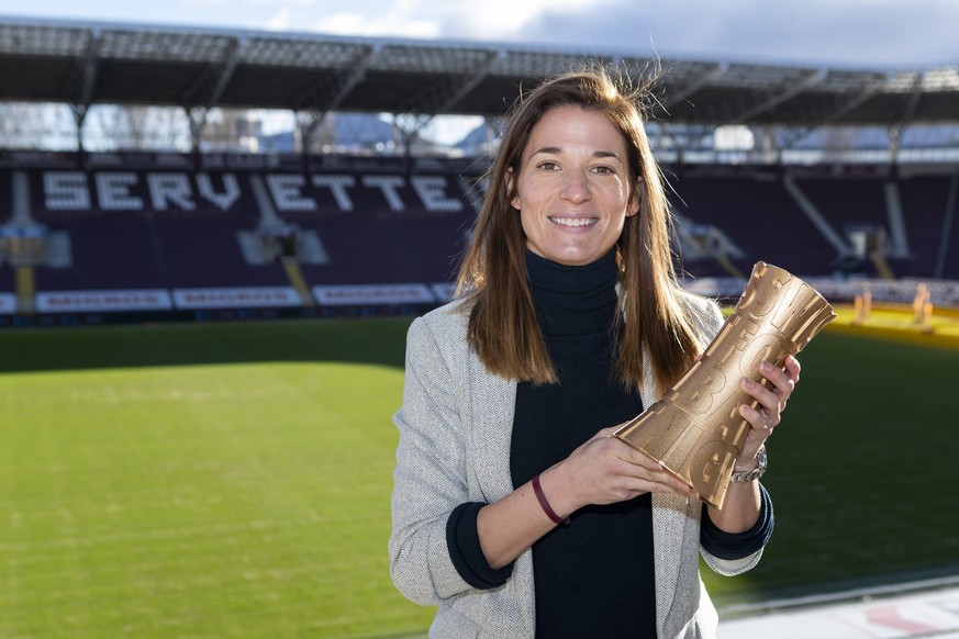 HANDOUT - Sandy Maendly posiert mit der Trophaee fuer die beste Fussballerin der Women