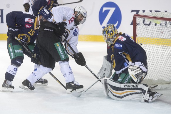 Langenthals Goalie Marco Mathis, und Jeff Campbell, links, im Kampf um den Puck gegen Luganos Sebastien Reuille, Mitte, im Eishockey Achtelfinal Cupspiel zwischen dem SC Langenthal und dem HC Lugano,  ...