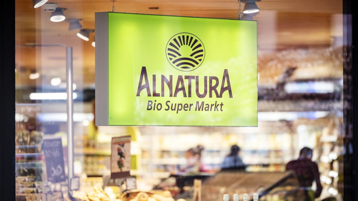 Das Logo einer Alnatura Filiale, aufgenommen am Dienstag, 25. Februar 2025 in Zuerich. Die Migros setzt ihre Konzentration aufs Kerngeschaeft fort. Der Detailhaendler verkauft ihre Moebelhaendlerin Mi ...