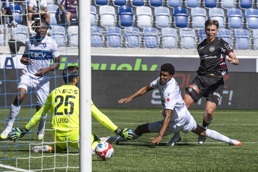 Alessandro Vogt (SG), rechts, trifft gegen Torhueter Karlo Letica (LS), links, und Karim Sow (LS) zum 2-1 im Fussball Meisterschaftsspiel der Swiss Super League zwischen FC Lausanne-Sport, LS, und FC  ...