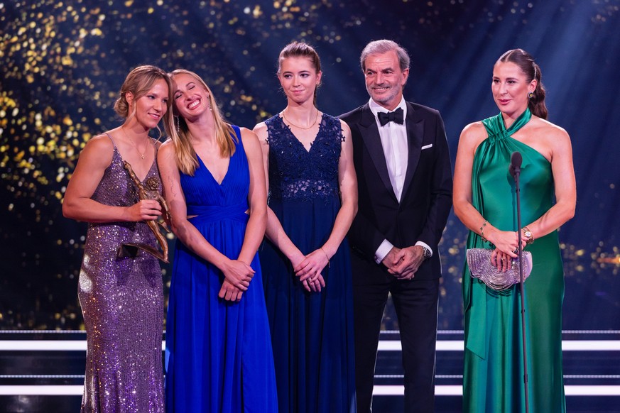 Das Tennis Team Schweiz Frauen mit Viktorija Golubic, Jil Teichmann, Simona Waltert, Captain Heinz Guenthardt und Belinda Bencic, von links, gewinnen in der Kategorie Team des Jahres 2023 an der Verle ...