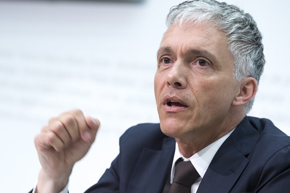 Bundesanwalt Michael Lauber aeussert sich zum Fall FIFA und zu seiner Wiederwahl, am Mittwoch, 17. Juni 2015, in Bern. (KEYSTONE/Marcel Bieri)

Switzerlands attorney general Michael Lauber speaks d ...