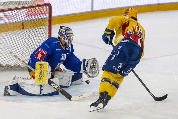 Torhueter Leonardo Genoni, links, von Zug haellt ein Penalty im Penaltyschiessen gegen PostFinance Top Scorer Matej Stransky, rechts, von Davos beim Eishockey Qualifikationsspiel der National League z ...