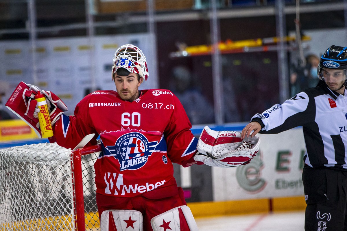 SC Rapperswil-Jona Lakers Torhueter Melvin Nyffeler, links, haelt den Puck fuer Linienrichter Eric Cattaneo bereit waehrend dem Eishockey-Meisterschaftsspiel der National League zwischen den SC Rapper ...