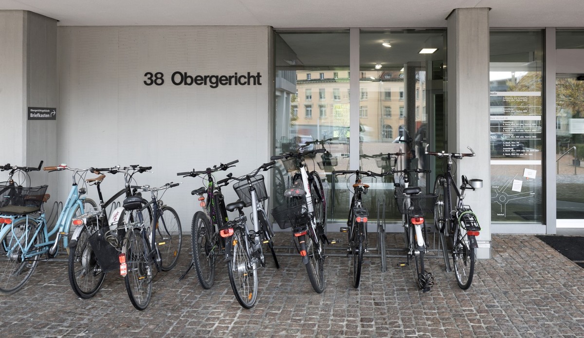 Bicycles outside the Court of Appeal of the Canton of Aargau at Obere Vorstadt 38 in Aarau, Canton of Aargau, Switzerland, on November 7, 2017. (KEYSTONE/Gaetan Bally)

Fahrraeder stehen neben dem Ein ...