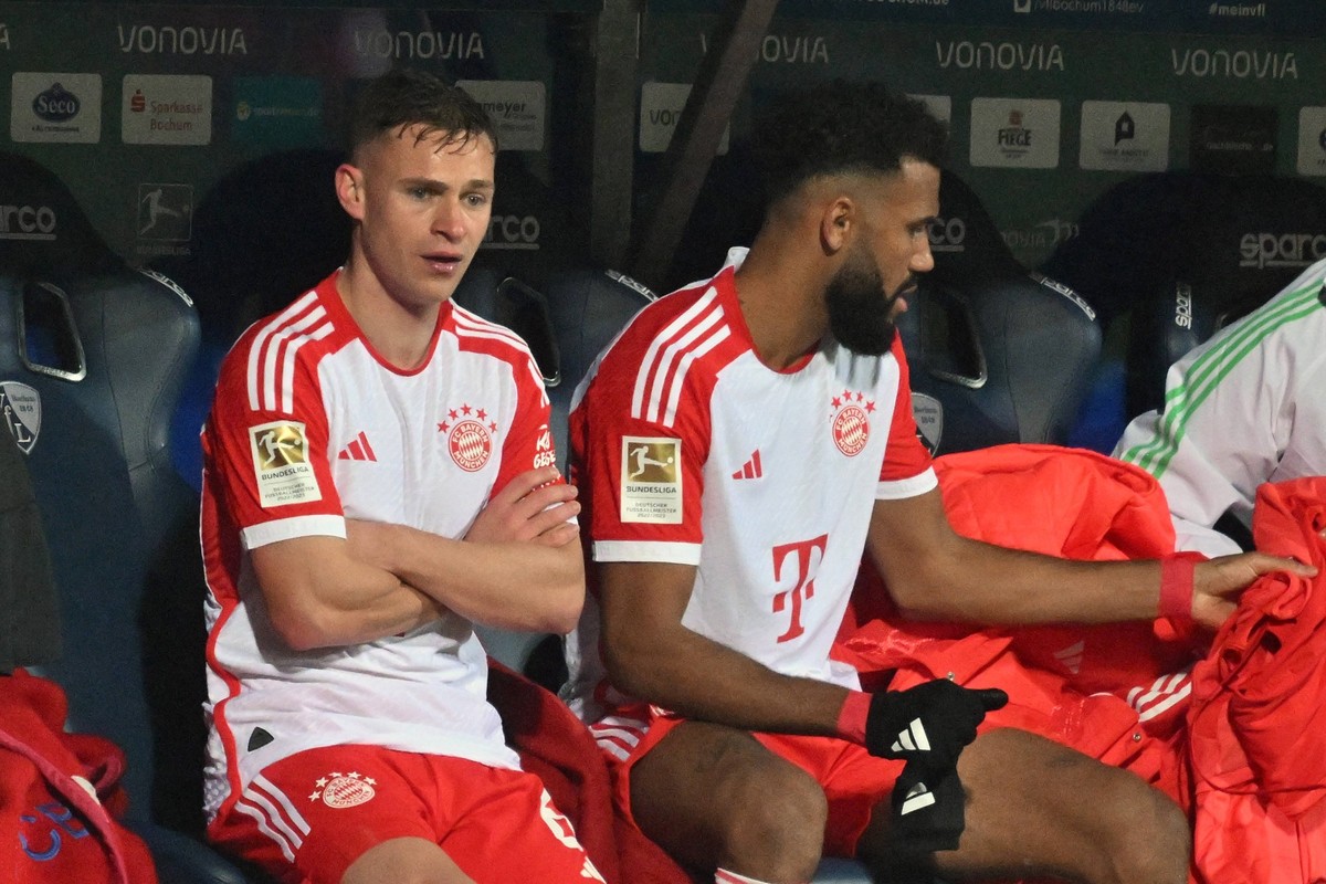 18.02.2024, xsltx, Fussball 1.Bundesliga, VfL Bochum - FC Bayern München emspor, v.l. Joshua Kimmich of Bayern München Eric Maxim Choupo-Moting of Bayern München auf der Bank Auswechlsung DFL/DFB REGU ...