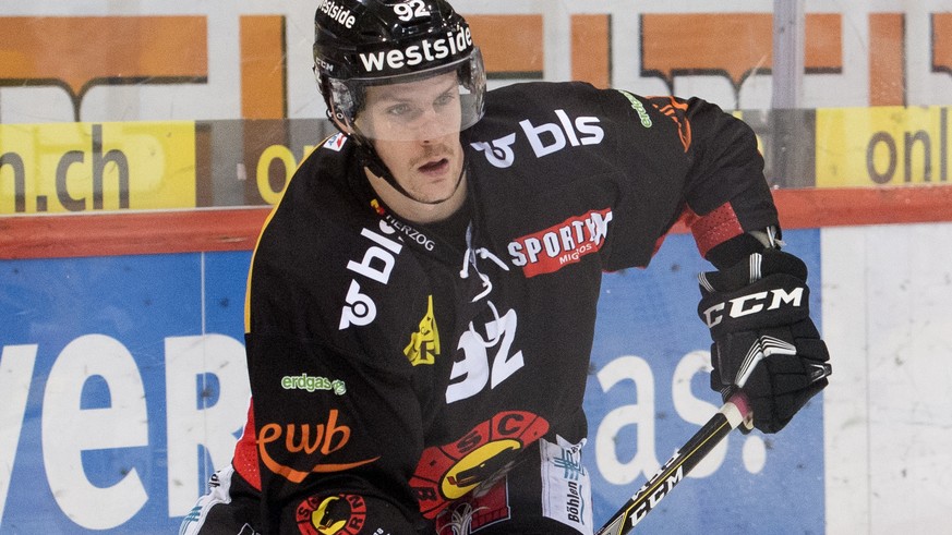 Berns Gaetan Haas, links, und Davos Felicien Du Bois, rechts, kaempfen um den Puck, beim Eishockey Meisterschaftsspiel der National League zwischen den SC Bern und dem HC Davos, am Freitag, 29. Septem ...