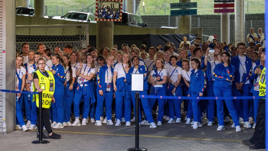 Fussball, Herren, Saison 2023/24, UEFA EURO, EM, Europameisterschaft,Fussball 2024, Gruppe B 2. Spieltag in Leipzig, Kroatien - Italien, Volunteers warten auf ihren Einsatz, 24.06. 2024, *** Football, ...