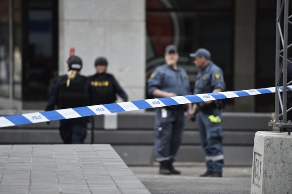 epa05894609 Swedish police officers are seen behind a cordoned off area after a truck reportedly crashed into a department store in central Stockholm, Sweden, 07 April 2017. A truck has driven into crowds on a street in central Stockholm, media reported quoting local police. According to initial reports, at least three people were killed in the incident, media added.  EPA/NOELLA JOHANSSON  SWEDEN OUT