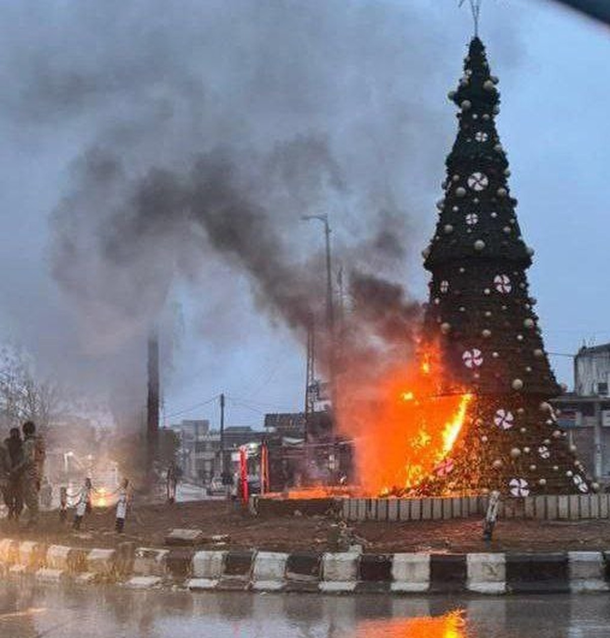 proteste nach weihnachtsbaum-brand in syrien